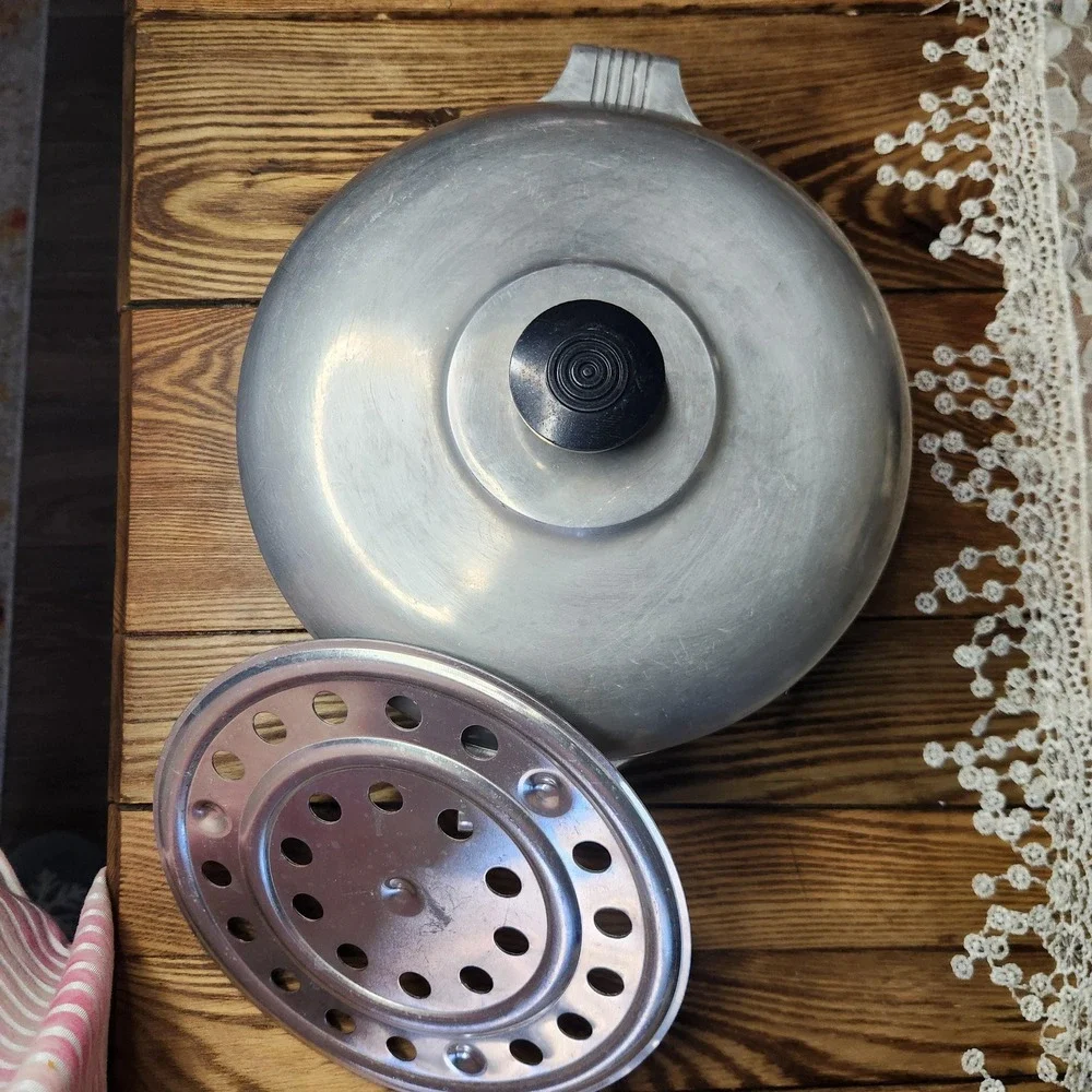 Vintage Magnalite GHC 3qt dutch‎ oven with trivet